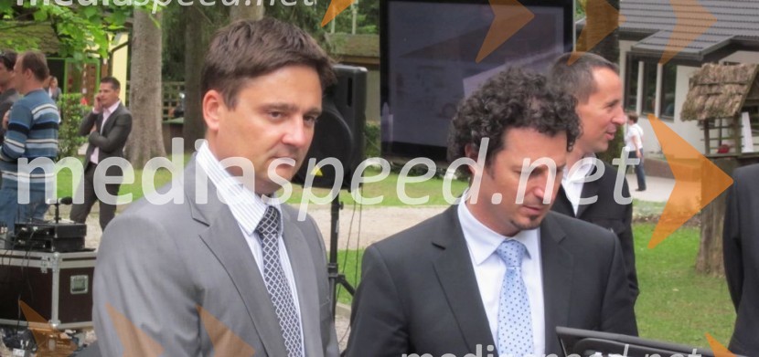 Boštjan Trilar diektor Toyota Slovenija in dr. Patrik Vlačič - minister za prometToyota Prius plug-in