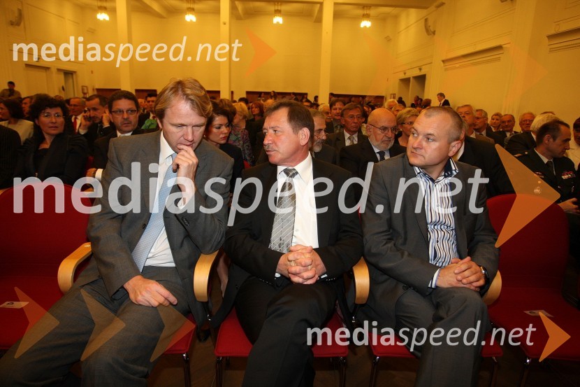 Gregor Golobič, minister za visoko šolstvo, znanost in tehnologijo, ... in Franc Kangler, župan Mestne občine MariborPrva podelitev diplom diplomantom Medicinske fakultete Univerze v Mariboru