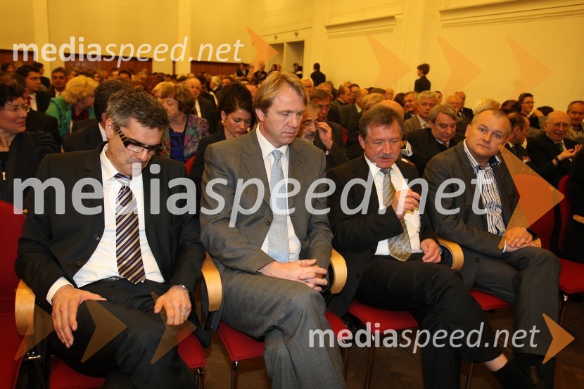 Dorijan Marušič, minister za zdravje, Gregor Golobič, minister za visoko šolstvo, znanost in tehnologijo, ... in Franc Kangler, župan Mestne občine MariborPrva podelitev diplom diplomantom Medicinske fakultete Univerze v Mariboru