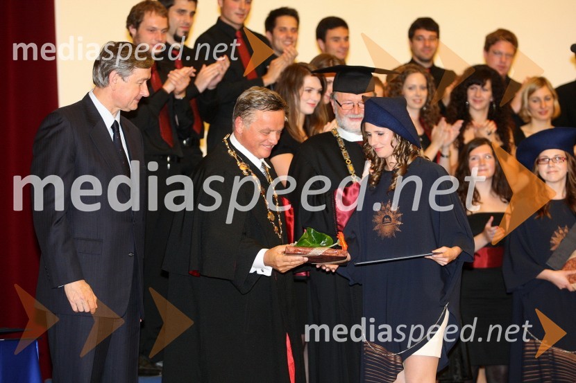 Dr. Danilo Türk, predsednik Republike Slovenije, prof. dr. Ivan Krajnc, dekan Medicinske fakultete Univerze v Mariboru in Sabina Blažević, dr. med., diplomantka Medicinske fakultete Univerze v MariboruPrva podelitev diplom diplomantom Medicinske fakultete Univerze v Mariboru