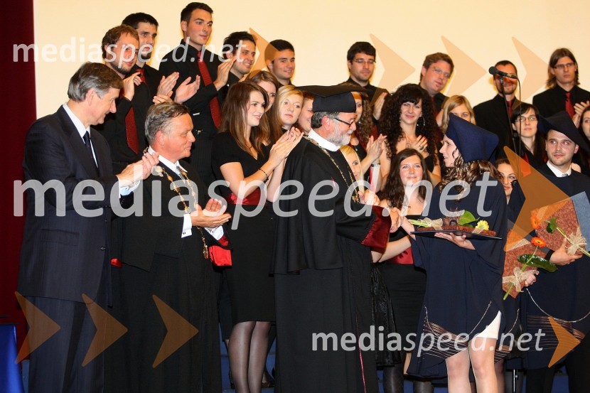 Dr. Danilo Türk, predsednik Republike Slovenije, prof. dr. Ivan Krajnc, dekan Medicinske fakultete Univerze v Mariboru, prof. dr. Ivan Rozman, rektor Univerze v Mariboru in Sabina Blažević, dr. med., diplomantka Medicinske fakultete Univerze v MariboruPrva podelitev diplom diplomantom Medicinske fakultete Univerze v Mariboru