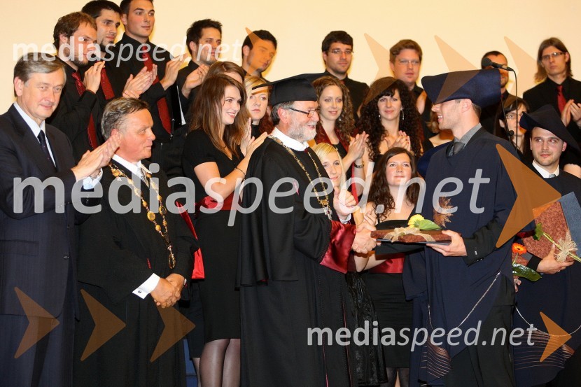 Dr. Danilo Türk, predsednik Republike Slovenije, prof. dr. Ivan Krajnc, dekan Medicinske fakultete Univerze v Mariboru, prof. dr. Ivan Rozman, rektor Univerze v Mariboru in Robi Kelc, dr. med., diplomant Medicinske fakultete Univerze v MariboruPrva podelitev diplom diplomantom Medicinske fakultete Univerze v Mariboru