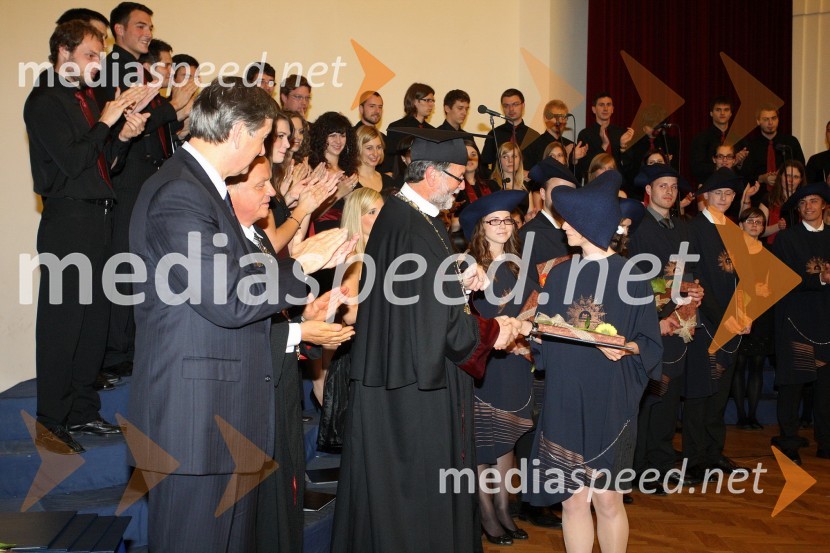 Dr. Danilo Türk, predsednik Republike Slovenije, prof. dr. Ivan Krajnc, dekan Medicinske fakultete Univerze v Mariboru, prof. dr. Ivan Rozman, rektor Univerze v Mariboru in Urška Marolt, dr. med., diplomantka Medicinske fakultete Univerze v MariboruPrva podelitev diplom diplomantom Medicinske fakultete Univerze v Mariboru