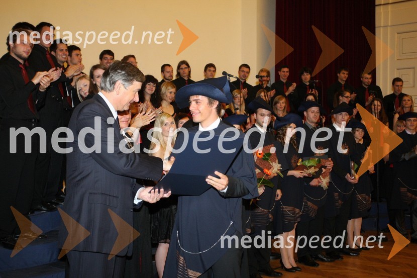 Dr. Danilo Türk, predsednik Republike Slovenije in Jakob Naranđa, dr. med., diplomant Medicinske fakultete Univerze v MariboruPrva podelitev diplom diplomantom Medicinske fakultete Univerze v Mariboru