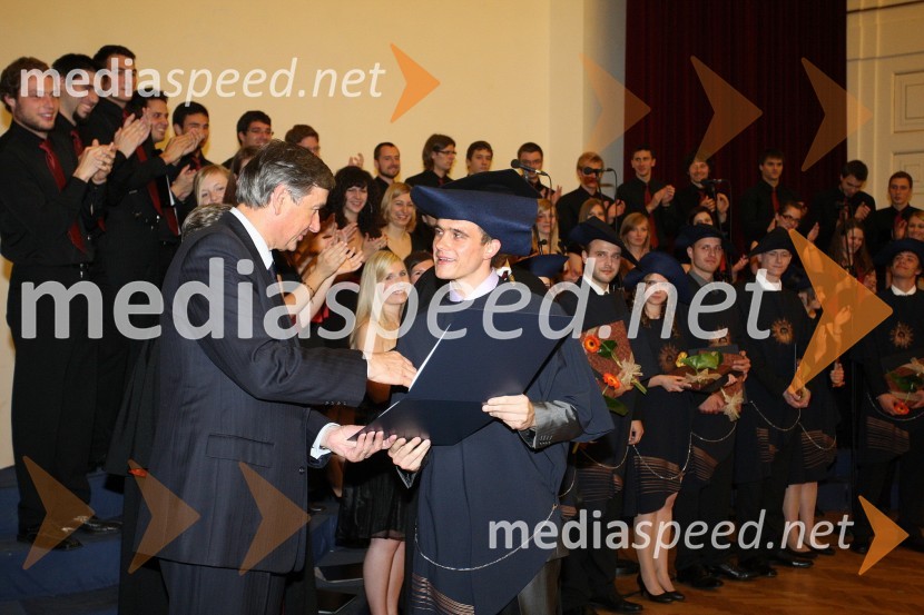 Dr. Danilo Türk, predsednik Republike Slovenije in Domen Slapnik, dr. med., diplomant Medicinske fakultete Univerze v MariboruPrva podelitev diplom diplomantom Medicinske fakultete Univerze v Mariboru