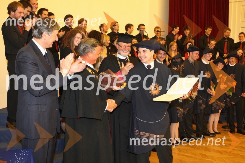 Dr. Danilo Türk, predsednik Republike Slovenije in Samir Šabić, dr. med., diplomant Medicinske fakultete Univerze v MariboruPrva podelitev diplom diplomantom Medicinske fakultete Univerze v Mariboru