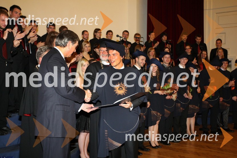 Dr. Danilo Türk, predsednik Republike Slovenije in Tomislav Šarenac, dr. med., diplomant Medicinske fakultete Univerze v MariboruPrva podelitev diplom diplomantom Medicinske fakultete Univerze v Mariboru