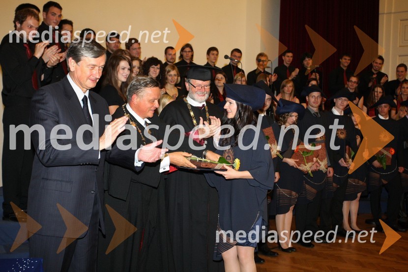 Dr. Danilo Türk, predsednik Republike Slovenije, prof. dr. Ivan Krajnc, dekan Medicinske fakultete Univerze v Mariboru, prof. dr. Ivan Rozman, rektor Univerze v Mariboru in Sanja Vuzem, dr. med., diplomantka Medicinske fakultete Univerze v MariboruPrva podelitev diplom diplomantom Medicinske fakultete Univerze v Mariboru