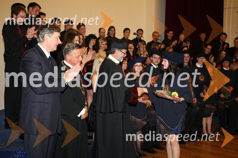 Dr. Danilo Türk, predsednik Republike Slovenije, prof. dr. Ivan Krajnc, dekan Medicinske fakultete Univerze v Mariboru, prof. dr. Ivan Rozman, rektor Univerze v Mariboru in Sanja Vuzem, dr. med., diplomantka Medicinske fakultete Univerze v MariboruPrva podelitev diplom diplomantom Medicinske fakultete Univerze v Mariboru