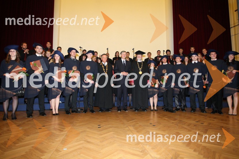 Diplomanti Medicinske fakultete Univerze v Mariboru, prof. dr. Ivan Krajnc, dekan Medicinske fakultete Univerze v Mariboru, dr. Danilo Türk, predsednik Republike Slovenije in prof. dr. Ivan Rozman, rektor Univerze v MariboruPrva podelitev diplom diplomantom Medicinske fakultete Univerze v Mariboru