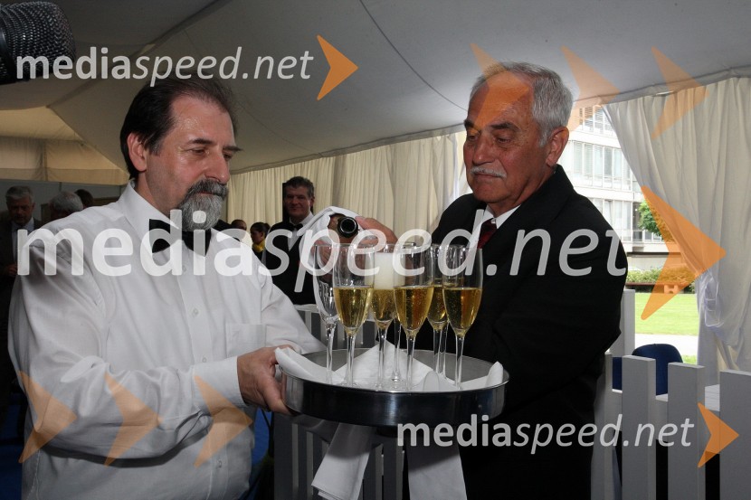 Rudi Moge, nekdanji poslanec DZ in predsednik sveta SNG MariborPrva podelitev diplom diplomantom Medicinske fakultete Univerze v Mariboru