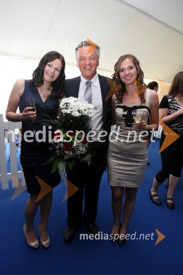 Sanja Vuzem, dr. med., diplomantka Medicinske fakultete Univerze v Mariboru, prof. dr. Ivan Krajnc, dekan Medicinske fakultete Univerze v Mariboru in Sabina Blažević, dr. med., diplomantka Medicinske fakultete Univerze v MariboruPrva podelitev diplom diplomantom Medicinske fakultete Univerze v Mariboru