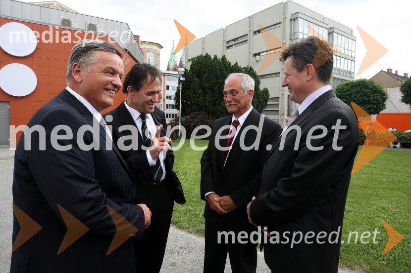 prof. dr. Ivan Krajnc, dekan Medicinske fakultete Univerze v Mariboru, ..., Rudi Moge, nekdanji poslanec DZ in predsednik sveta SNG Maribor in Gregor Pivec, direktor UKC MariborPrva podelitev diplom diplomantom Medicinske fakultete Univerze v Mariboru