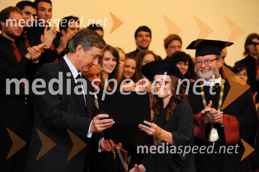 Dr. Danilo Türk, predsednik Republike Slovenije in Martina Babič, dr. med., diplomantka Medicinske fakultete Univerze v MariboruPrva podelitev diplom diplomantom Medicinske fakultete Univerze v Mariboru