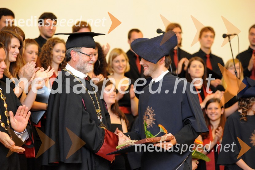 Prof. dr. Ivan Rozman, rektor Univerze v Mariboru in Uroš Bele, dr. med., diplomant Medicinske fakultete Univerze v MariboruPrva podelitev diplom diplomantom Medicinske fakultete Univerze v Mariboru