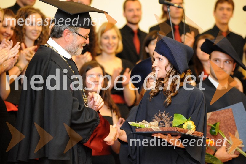 Prof. dr. Ivan Rozman, rektor Univerze v Mariboru in Sabina Blažević, dr. med., diplomantka Medicinske fakultete Univerze v MariboruPrva podelitev diplom diplomantom Medicinske fakultete Univerze v Mariboru