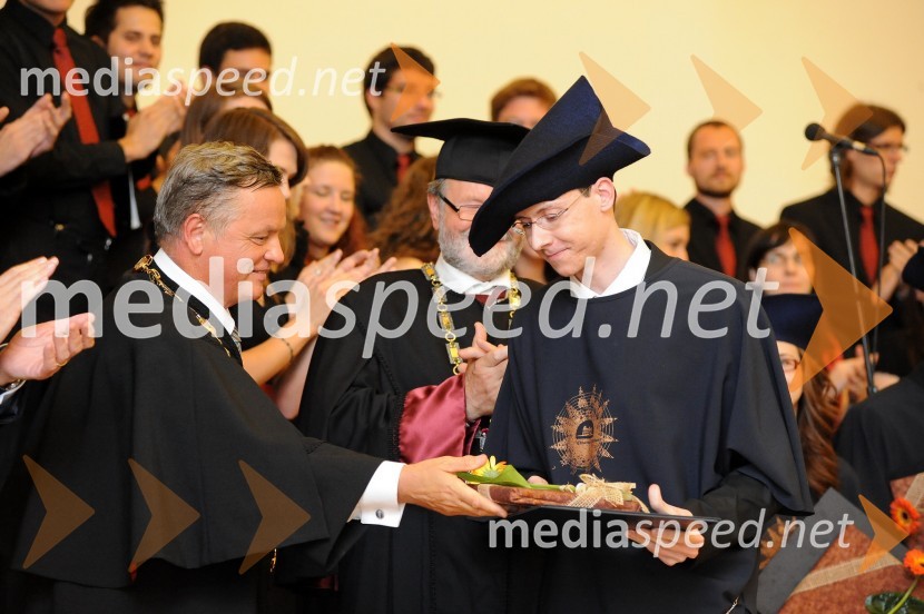 Prof. dr. Ivan Krajnc, dekan Medicinske fakultete Univerze v Mariboru in Gregor Kralj, dr. med., diplomant Medicinske fakultete Univerze v MariboruPrva podelitev diplom diplomantom Medicinske fakultete Univerze v Mariboru