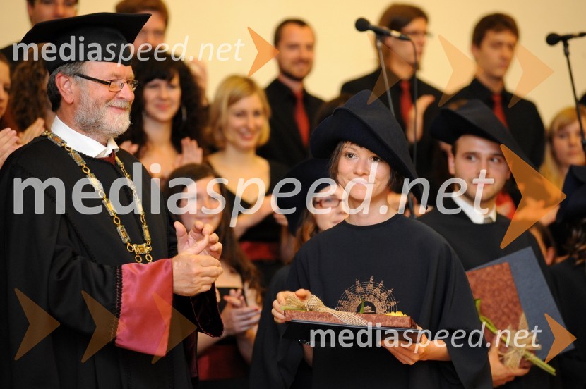 Prof. dr. Ivan Rozman, rektor Univerze v Mariboru in Urška Marolt, dr. med., diplomantka Medicinske fakultete Univerze v MariboruPrva podelitev diplom diplomantom Medicinske fakultete Univerze v Mariboru