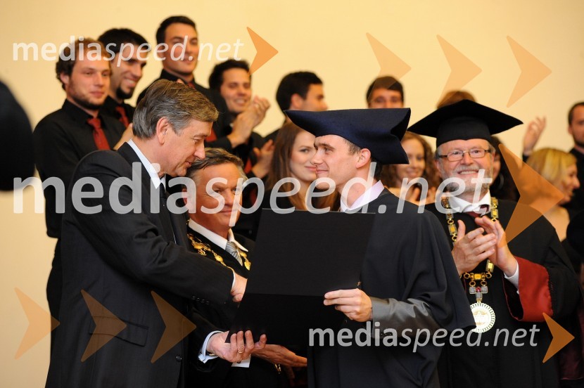 Dr. Danilo Türk, predsednik Republike Slovenije in Domen Slapnik, dr. med., diplomant Medicinske fakultete Univerze v MariboruPrva podelitev diplom diplomantom Medicinske fakultete Univerze v Mariboru