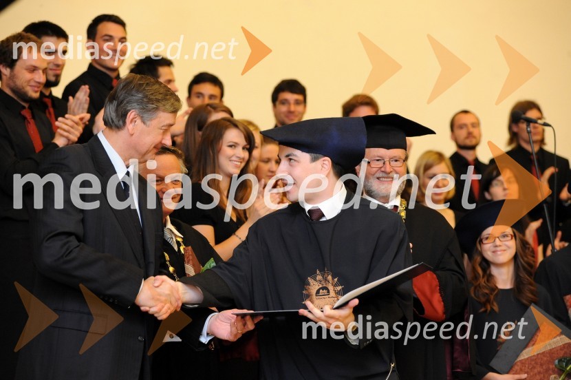 Dr. Danilo Türk, predsednik Republike Slovenije in Samir Šabić, dr. med., diplomant Medicinske fakultete Univerze v MariboruPrva podelitev diplom diplomantom Medicinske fakultete Univerze v Mariboru