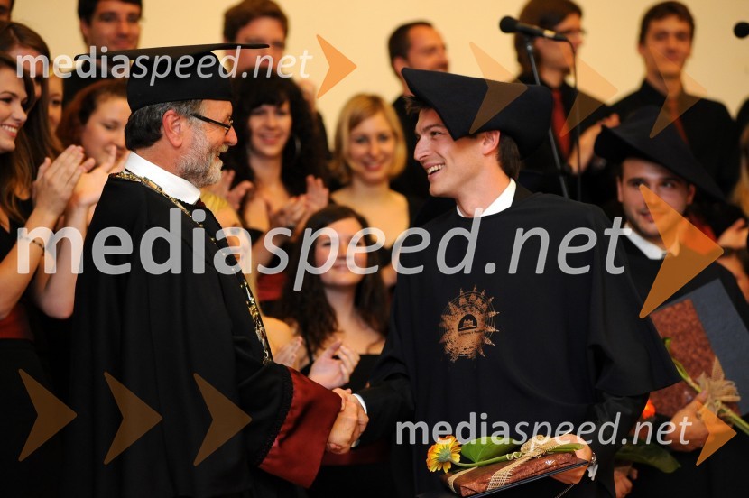 Prof. dr. Ivan Rozman, rektor Univerze v Mariboru in Tomislav Šarenac, dr. med., diplomant Medicinske fakultete Univerze v MariboruPrva podelitev diplom diplomantom Medicinske fakultete Univerze v Mariboru