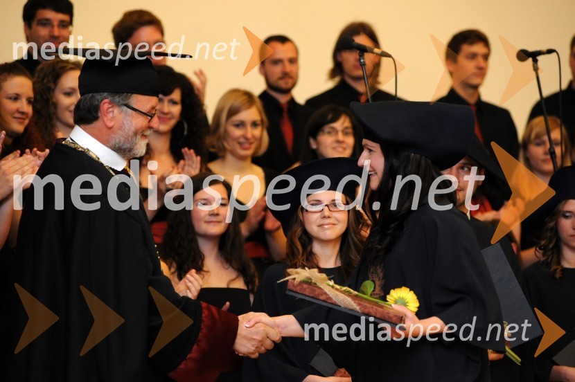 Prof. dr. Ivan Rozman, rektor Univerze v Mariboru in Sanja Vuzem, dr. med., diplomantka Medicinske fakultete Univerze v MariboruPrva podelitev diplom diplomantom Medicinske fakultete Univerze v Mariboru