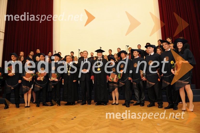 Diplomanti Medicinske fakultete Univerze v Mariboru, prof. dr. Ivan Krajnc, dekan Medicinske fakultete Univerze v Mariboru, dr. Danilo Türk, predsednik Republike Slovenije in prof. dr. Ivan Rozman, rektor Univerze v MariboruPrva podelitev diplom diplomantom Medicinske fakultete Univerze v Mariboru