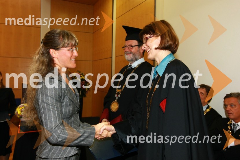 Dr. Andreja Špernjak, Fakulteta za naravoslovje in matematiko Univerze v Mariboru, prof. dr. Ivan Rozman, rektor Univerze v Mariboru in prof. dr. Nataša Vaupotič, dekanica Fakultete za naravoslovje in matematiko Univerze v MariboruUniverza v Mariboru: Promocija doktorjev znanosti, junij 2010