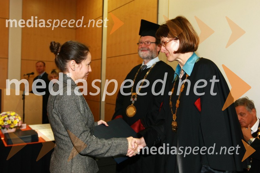 Dr. Nina Šajna, Fakulteta za naravoslovje in matematiko Univerze v Mariboru, prof. dr. Ivan Rozman, rektor Univerze v Mariboru in  	prof. dr. Nataša Vaupotič, dekanica Fakultete za naravoslovje in matematiko Univerze v MariboruUniverza v Mariboru: Promocija doktorjev znanosti, junij 2010