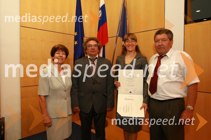 Doc. dr. Andrej Šorgo, Fakulteta za naravoslovje in matematiko Univerze v Mariboru, dr. Andreja Špernjak, Fakulteta za naravoslovje in matematiko Univerze v Mariboru in staršiUniverza v Mariboru: Promocija doktorjev znanosti, junij 2010