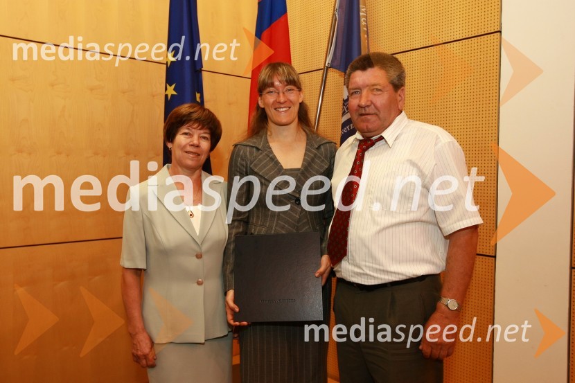 Dr. Andreja Špernjak, Fakulteta za naravoslovje in matematiko Univerze v Mariboru in staršiUniverza v Mariboru: Promocija doktorjev znanosti, junij 2010