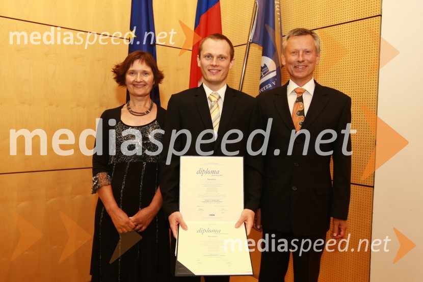 Dr. Rok Istenič, Fakulteta za elektrotehniko, računalništvo in informatiko Univerze v Mariboru z družinoUniverza v Mariboru: Promocija doktorjev znanosti, junij 2010