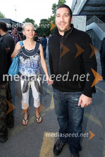 Boštjan Dermol, pevec skupine Nude in njegova punca Martina NadohBilly Idol, koncert