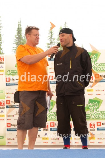 Niko Rakovec, povezovalec prireditve in Jure Robič, zmagovalec ultramaratonske dirke RAAM1. Žurnalov kolesarski vzpon na Pokljuko