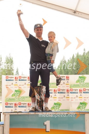 Borut Vovk, zmagovalec v moški kategoriji-posamezno s sinom1. Žurnalov kolesarski vzpon na Pokljuko