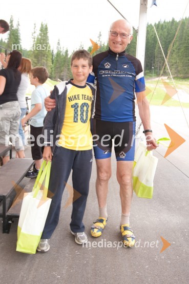 Tilen, najmlajši udeleženec in Slavko Svetličič, najstarejši udeleženec1. Žurnalov kolesarski vzpon na Pokljuko