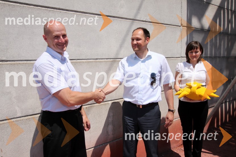 Miran Hrženjak, direktor podjetja Keter Invest, dr. Uroš Merc, direktor podjetja Bisol in Jana Hudernik, koordinatorka delovnih procesov pri podjetju Keter GroupOdprtje največje strešne solarne elektrarne v Sloveniji