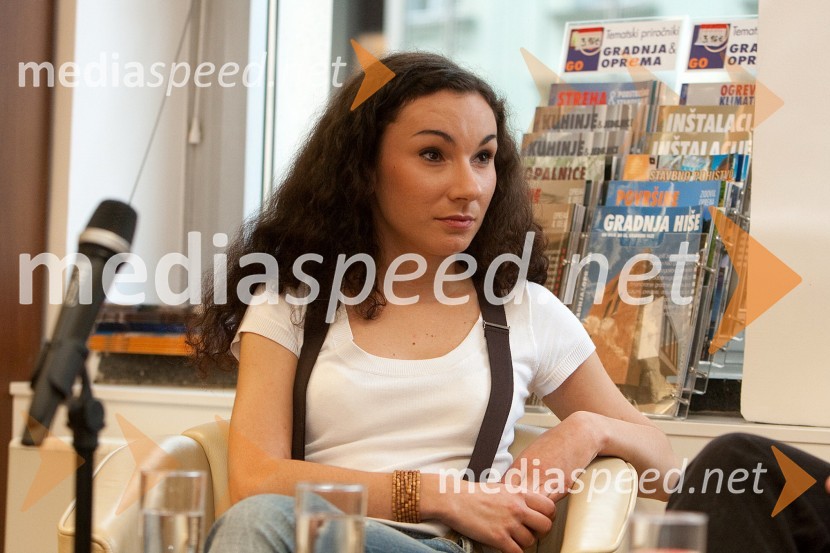 Dijana Matkovič, povezovalka prireditveSrečebranja v Knjigarni Konzorcij: Ula Furlan in Andrej Blatnik