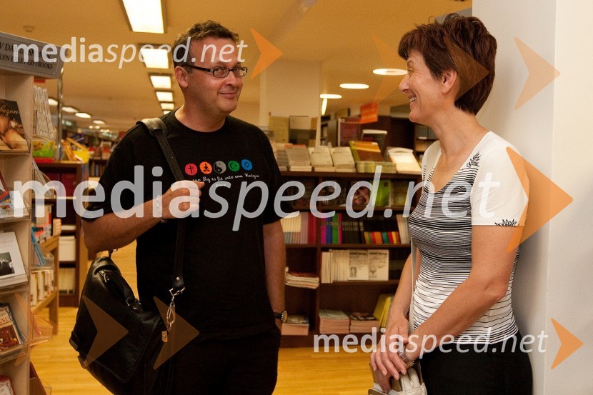 Andrej Blatnik, pisatelj in Katarina Modic, PR služba MKZSrečebranja v Knjigarni Konzorcij: Ula Furlan in Andrej Blatnik