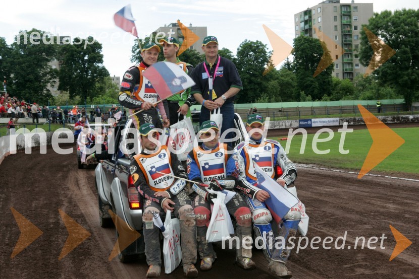 Slovenska ekipa: Jernej Kolenko, Izak Šantej in Matej Žagar (spodaj), Denis Štojs, Maks Gregorič in Franci Kalin, trener (zgoraj)SPEEDWAY, svetovno prvenstvo ekip Miškolc, Madžarska