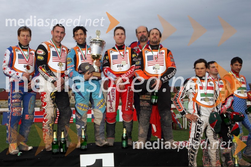 Ameriška ekipa: Sam Ermolenko, Billy Janirro, Greg Hancock, Billy Hamill, ..., trener in Ronnie Correy in del madžarske ekipe: Norbert Magosi, Laszlo Szatmari in Zsolt BenczeSPEEDWAY, svetovno prvenstvo ekip Miškolc, Madžarska