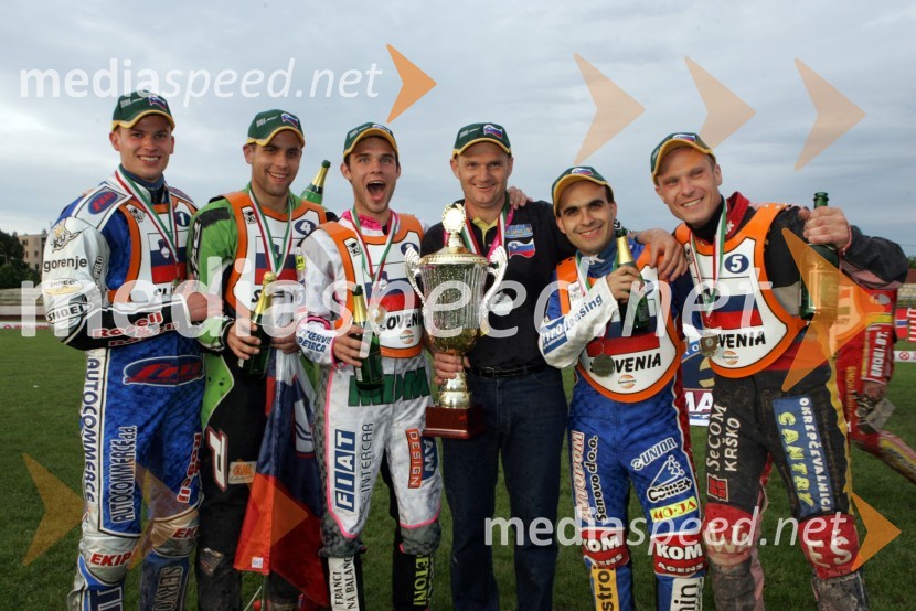 Slovenska ekipa: Matej Žagar, Maks Gregorič, Jernej Kolenko, Franci Kalin, trener, Izak Šantej in Denis ŠtojsSPEEDWAY, svetovno prvenstvo ekip Miškolc, Madžarska