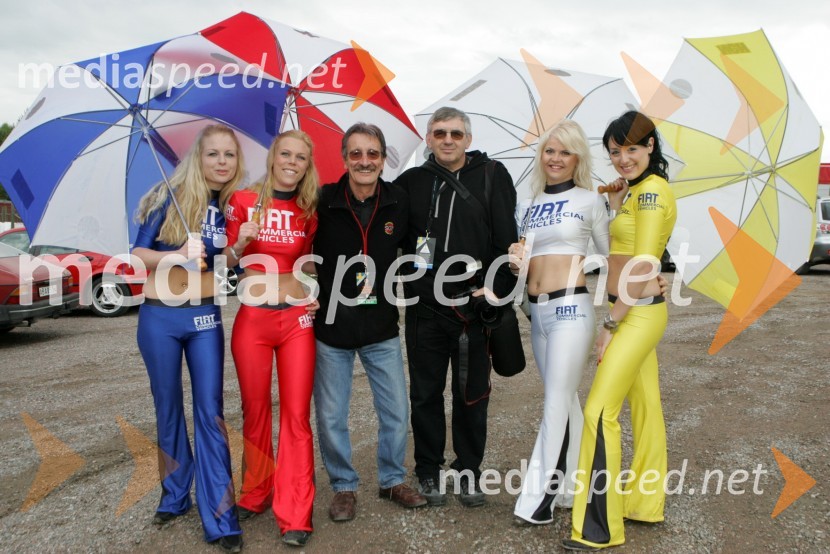 Štartne deklice,Mike Patrick in Jerzy Rusko oba fotografa speedwayaSPEEDWAY GRAND PRIX, VN Švedske 2006, dirka