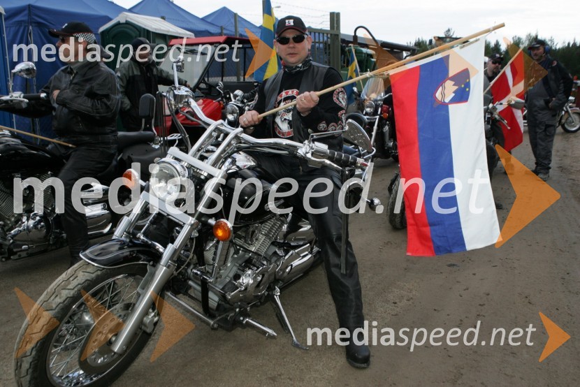 motorist z slovensko zastavo pred dirko VN ŠvedskeSPEEDWAY GRAND PRIX, VN Švedske 2006, dirka