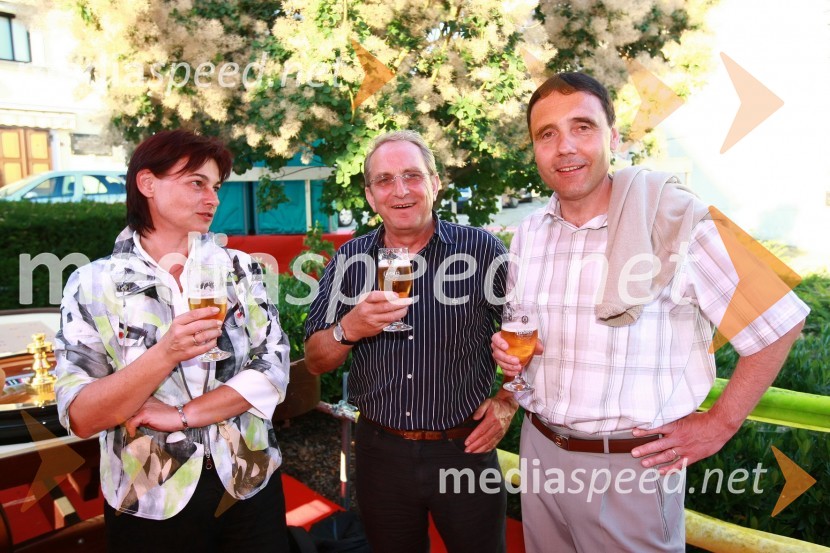 Marjeta Zevnik, direktorica splošnega sektorja Pivovarna Union d.d. in predsednica nadzornega sveta časopisne družbe Delo, Ivo Bračun, Inbarco ter Robert Šega, svetovalec direktorja za finančne naložbe družbe Pivovarna Laško d.d.Pivo in cvetje 2010, otvoritev