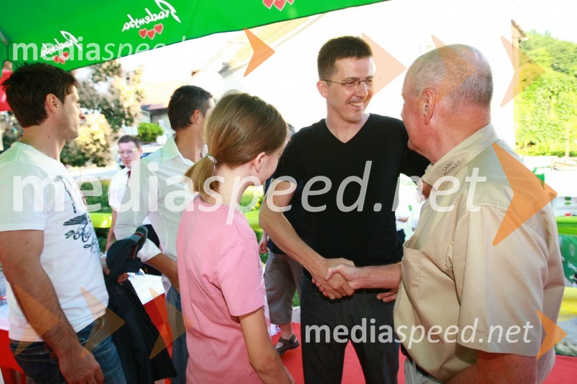 Božidar Novak, partner in svetovalec v komunikacijski skupini SPEM, njegova hči Neja ter Anton Turnšek, nekdanji predsednik uprave družbe Pivovarna Laško d.d.Pivo in cvetje 2010, otvoritev