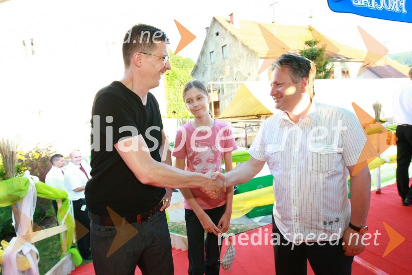 Božidar Novak, partner in svetovalec v komunikacijski skupini SPEM, njegova hči Neja ter Dušan Zorko, direktor družbe Pivovarna Laško d.d.Pivo in cvetje 2010, otvoritev