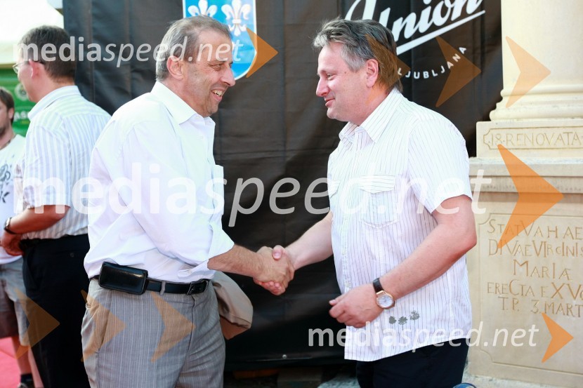 Peter Zavrl, član uprave družbe Mercator d.d. in Dušan Zorko, direktor družbe Pivovarna Laško d.d.  	 
	Pivo in cvetje 2010, otvoritev