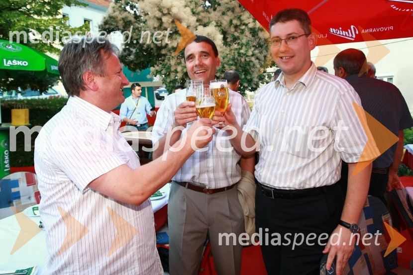 Dušan Zorko,direktor družbe Pivovarna Laško d.d., Robert Šega, svetovalec direktorja za finančne naložbe družbe Pivovarna Laško d.d. in Žiga Debeljak, predsednik uprave družbe MercatorPivo in cvetje 2010, otvoritev