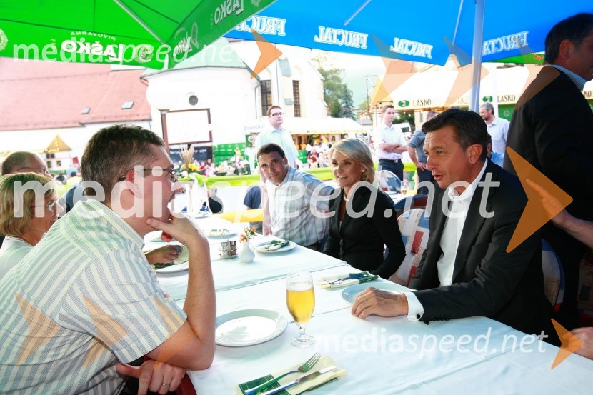 Žiga Debeljak, predsednik uprave družbe Mercator in Borut Pahor, predsednik vlade Republike SlovenijePivo in cvetje 2010, otvoritev